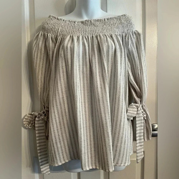 Boutique Boho Grey striped off shoulder blouse. Size Medium - Picture 3 of 12